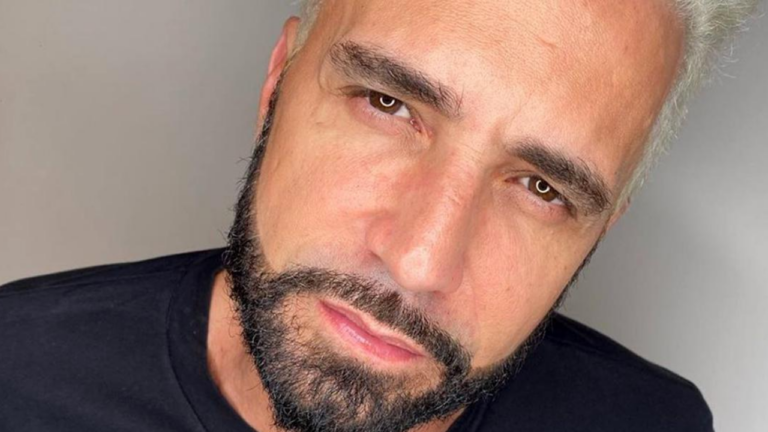 Latino revela ameaças e luta contra a dependência química do filho