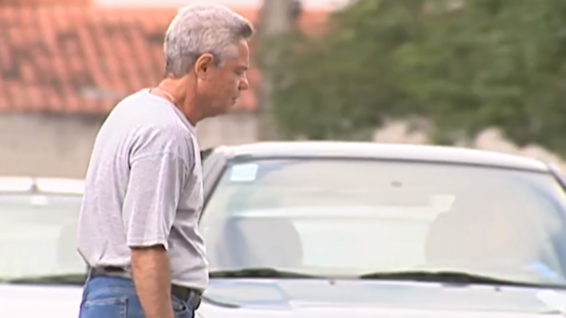 Oswaldo é atropelado em Mulheres Apaixonadas