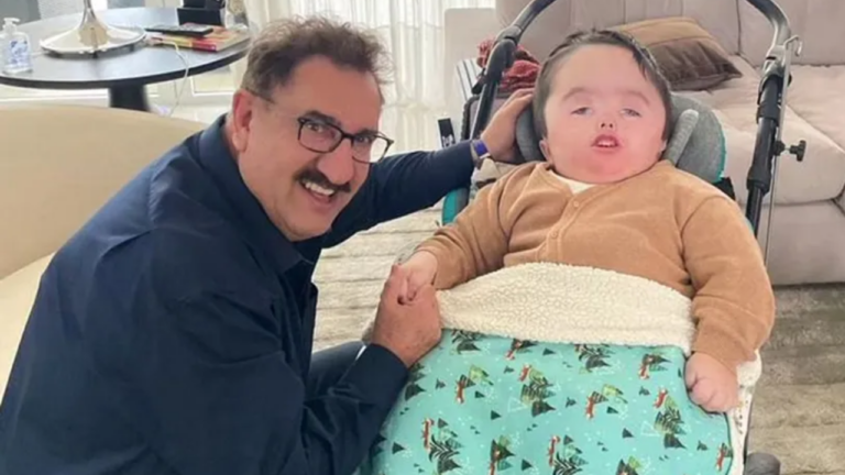 Ratinho publica foto rara ao lado do neto e se declara: “Nosso anjinho”