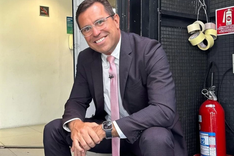 Rodrigo Bocardi ataca grevistas, volta a defender Tarcísio e é criticado na web