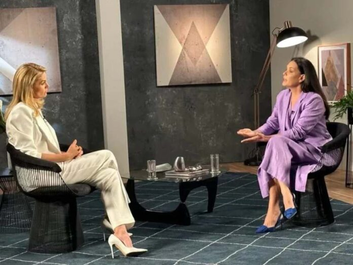 Durante uma entrevista feita ao 'Domingo Espetacular', Ana Hickmann acusou Alexandre Correa de ter tentado lhe dar uma cabeçada (Créditos: Record TV)