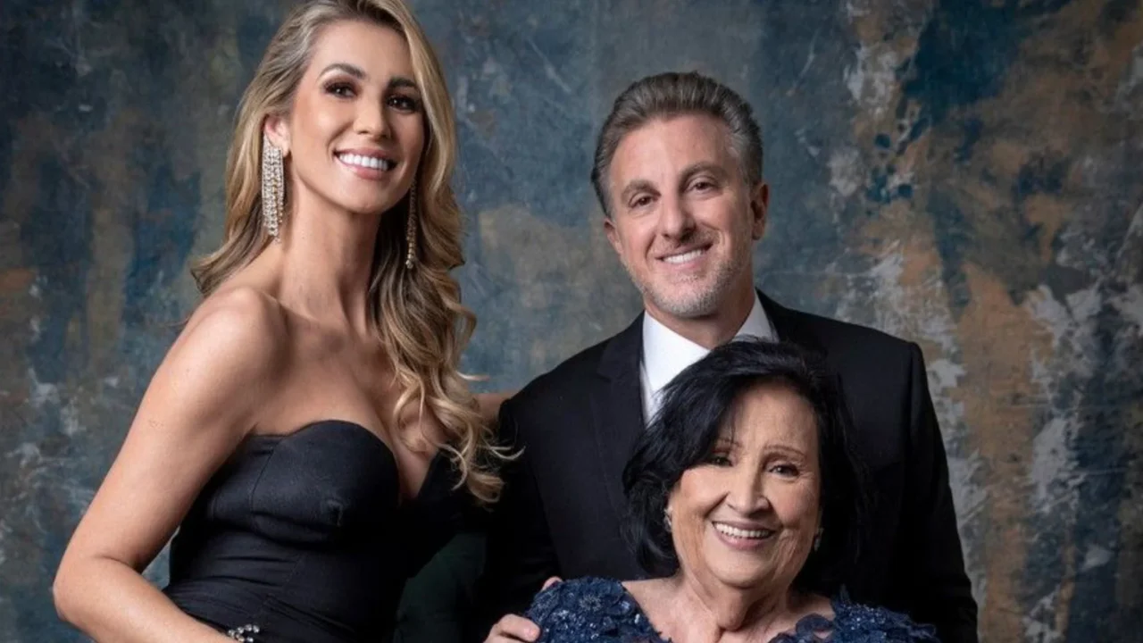 Lívia Andrade, Déa Lúcia e Luciano Huck no Melhores do Ano do Domingão com Huck