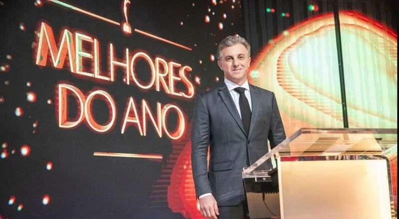 Luciano Huck no palco do Melhores do Ano 2023: gravação aconteceu seis dias antes de ir ao ar (Créditos: TV Globo)