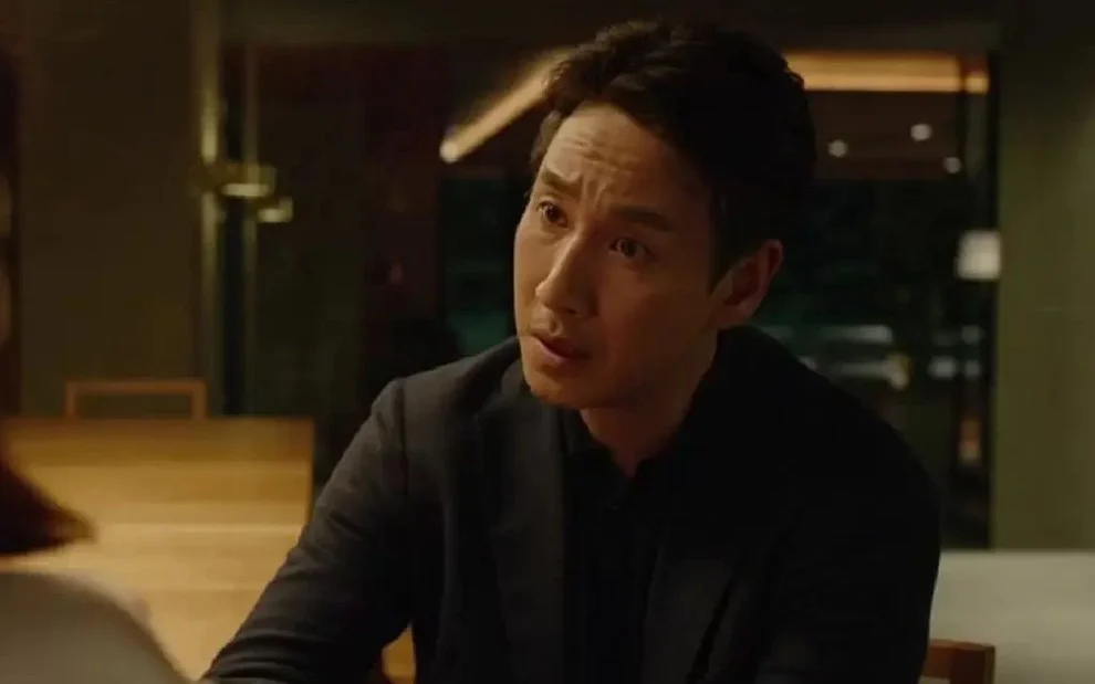 Lee Sun-kyun em cena do filme Parasita (2019); ator foi encontrado morto em seu próprio carro (REPRODUÇÃO/CJ ENTERTAINMENT)
