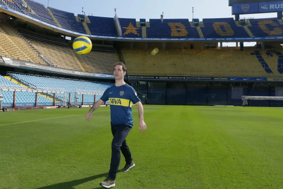  O ator espanhol Pedro Alonso é fã de futebol e de Messi — Foto: Boca Juniors
