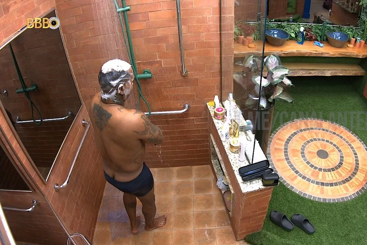 BBB24: Rodriguinho esquece as câmeras e mostra demais no banho
(Créditos: Globoplay)