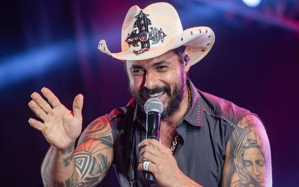 João Carreiro durante show; cantor não resistiu a uma cirurgia para colocar válvula no coração (Créditos: Divulgação)