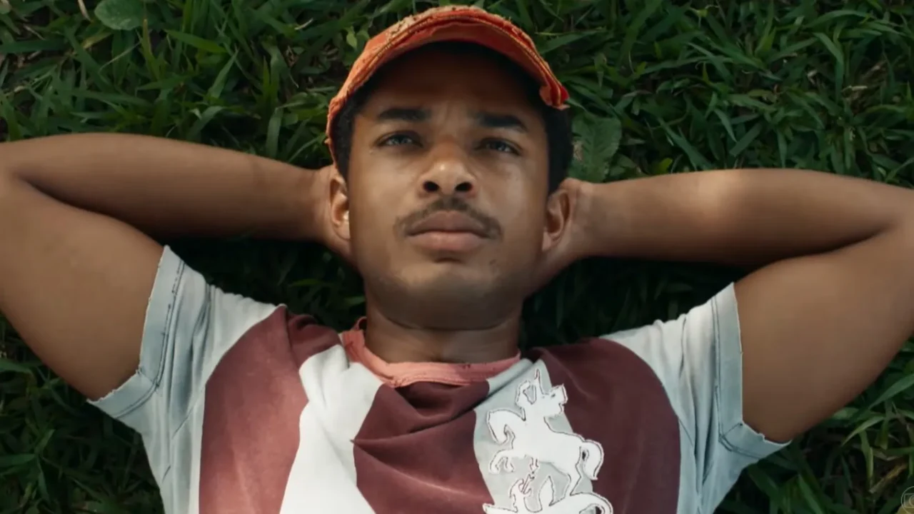 João Pedro se envolve com outra em Renascer