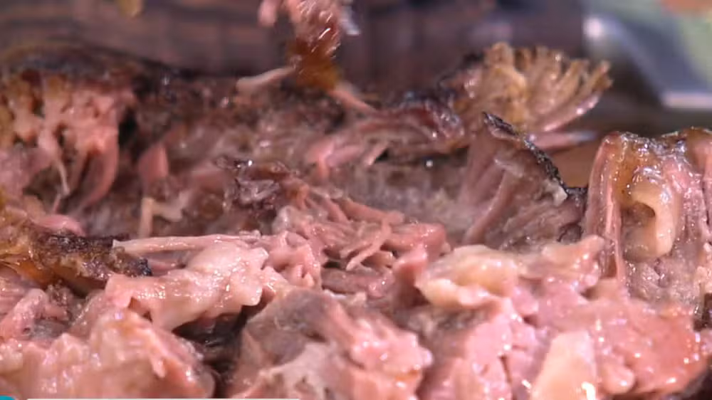 Costela de boi desfiada com purê de mandioca na brasa do É de Casa