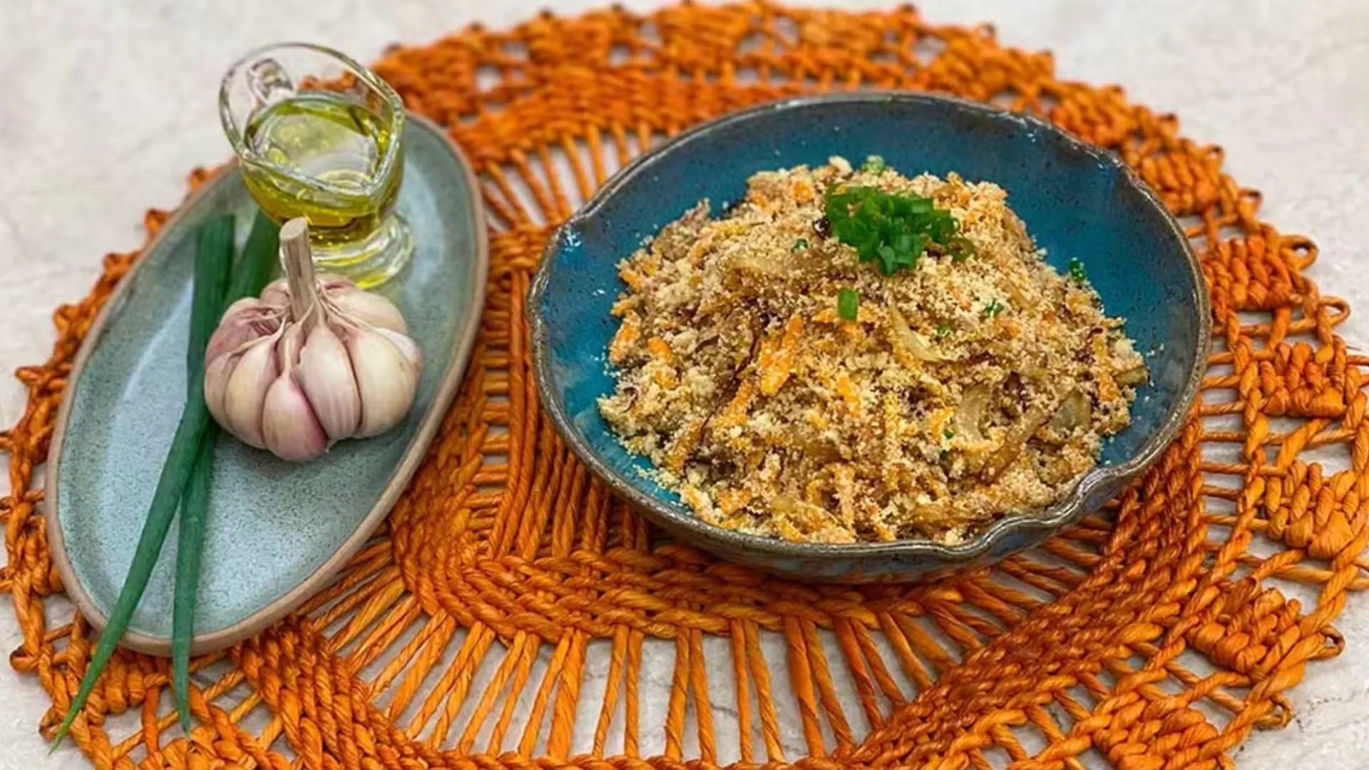 Farofa de cebola e cenoura do É de Casa
