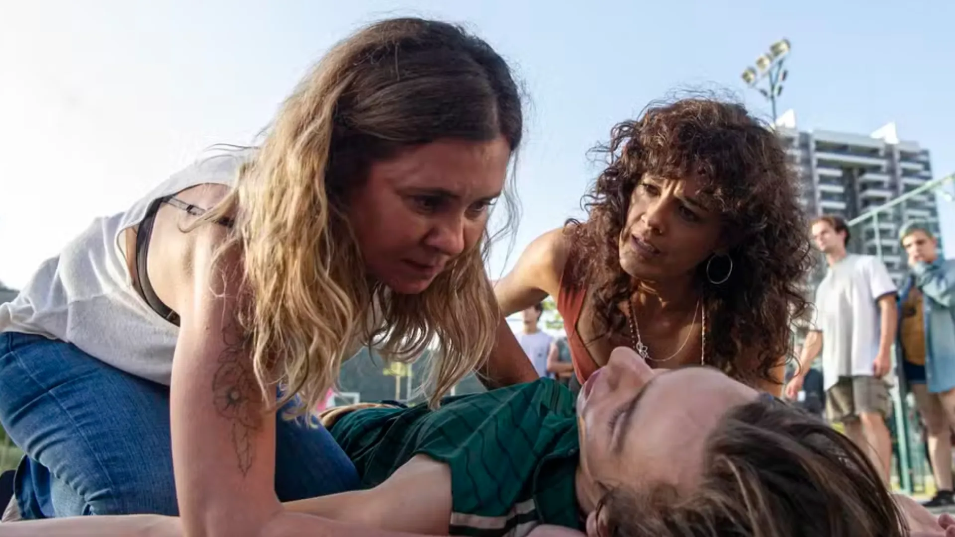 Adriana Esteves, Antonio Haddad e Maeve Jinkings em cena de Os Outros