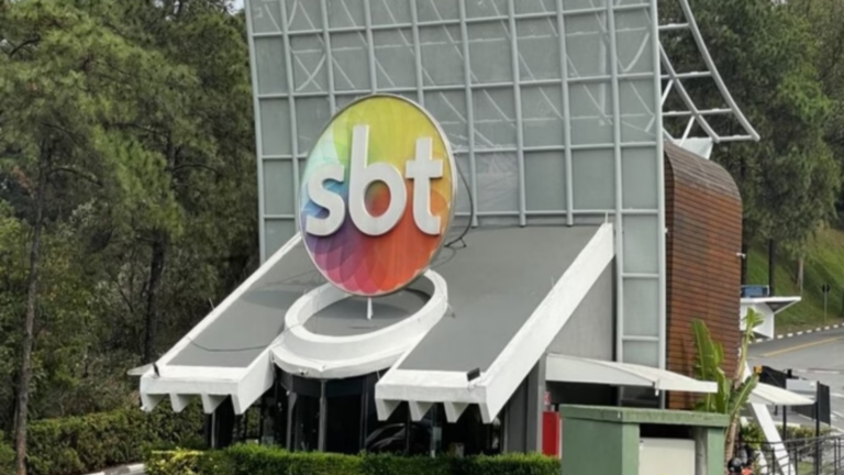 Diretor do SBT é flagrado transando com funcionário no camarim; emissora se pronuncia