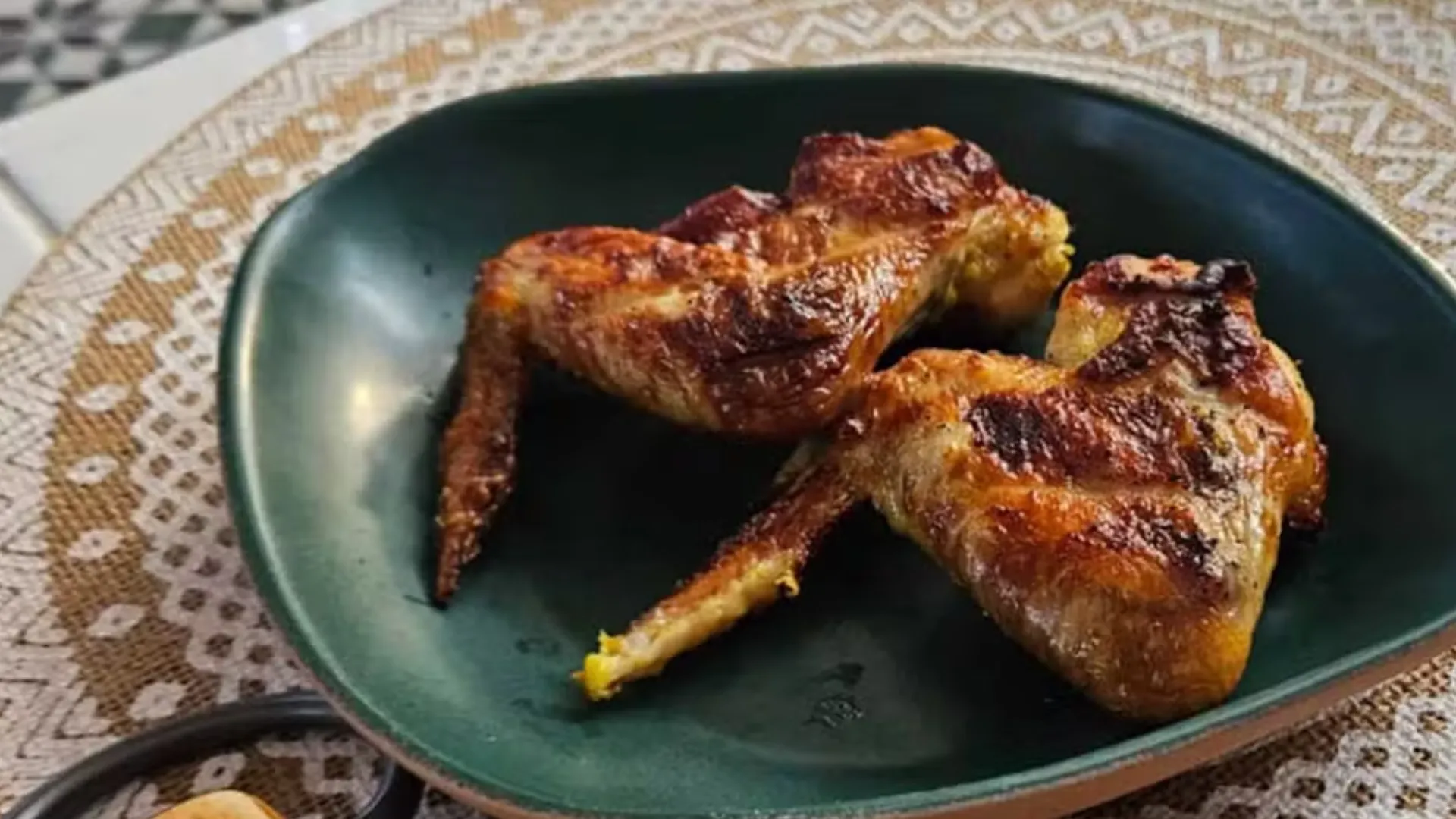 Asa de frango com tempero especial e cebola assada do É de Casa
