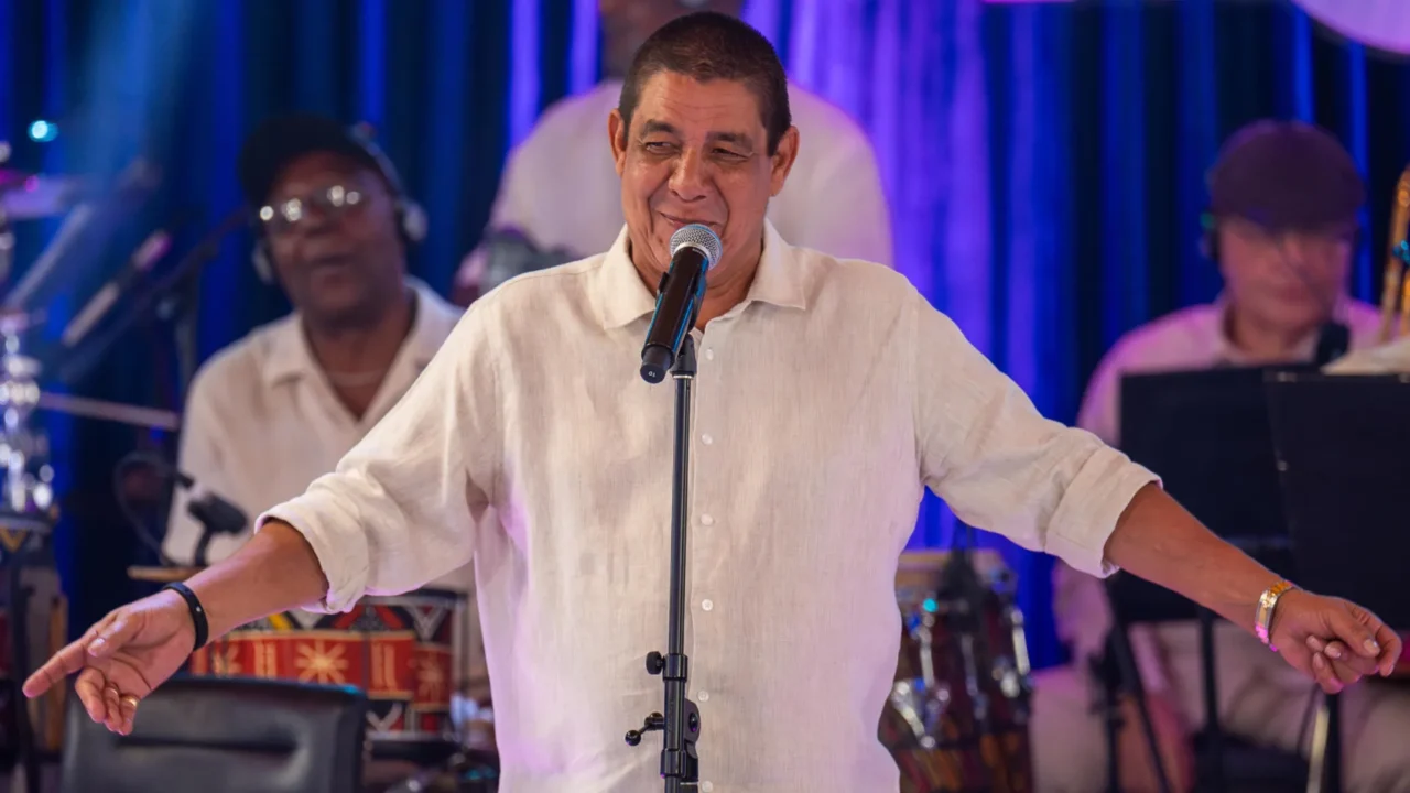 Zeca Pagodinho canta em homenagem no Altas Horas
