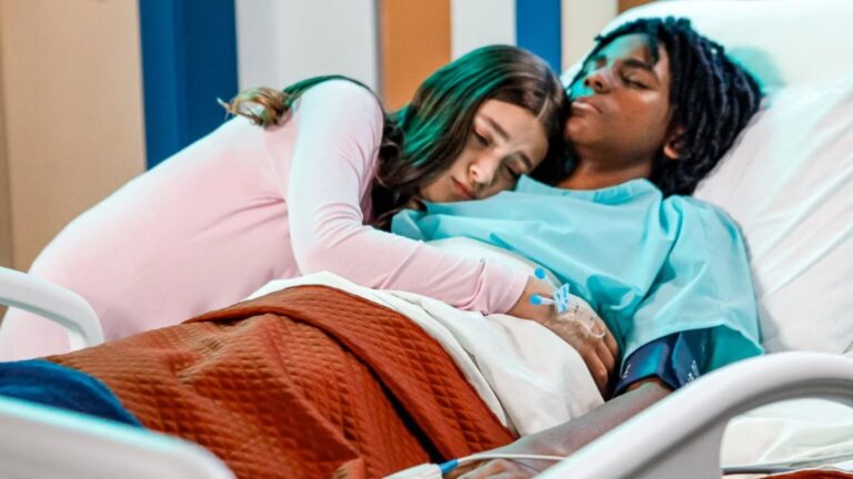 Resumo A Infância de Romeu e Julieta 15/08: Romeu acorda do coma e faz revelação