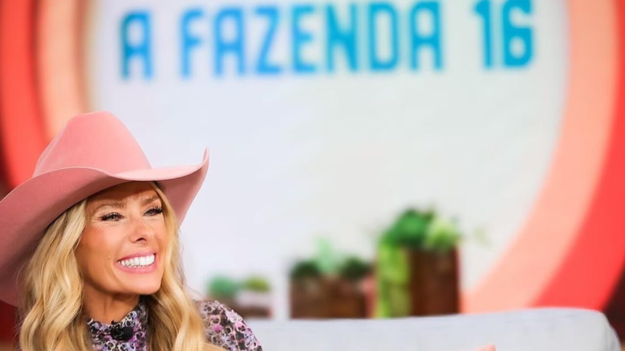 Adriana Galisteu com logo de A Fazenda 16