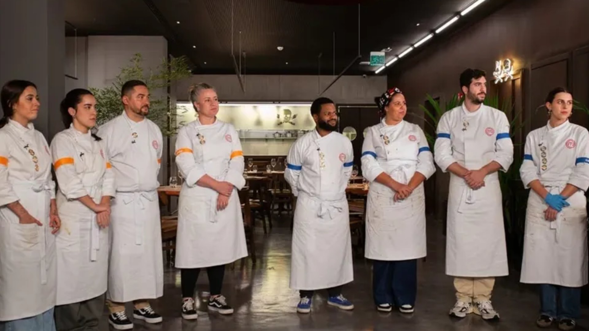 Participantes do MasterChef cozinham no restaurante de Fogaça