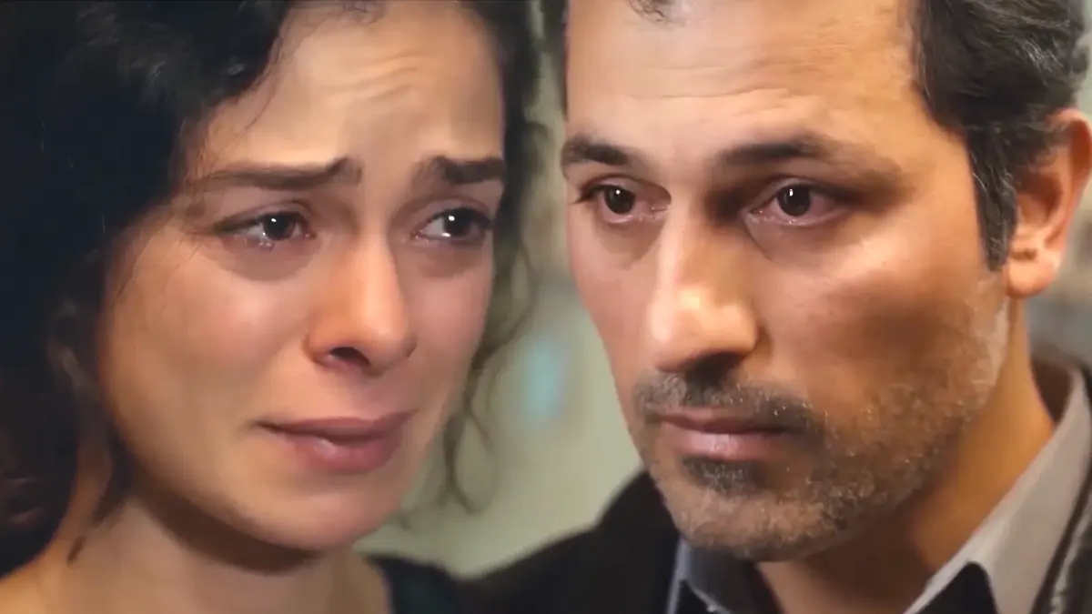 Após aceitar pedido de casamento de Arif, Bahar volta atrás por causa de Sarp e devolve anel de noivado