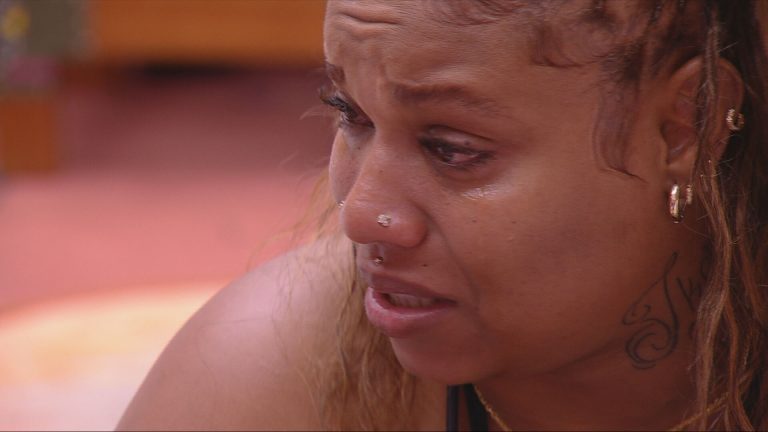BBB 25: Camilla chora após comentário de Renata em almoço: “É covardia”
