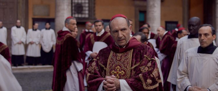 Filme ‘Conclave’ explode em buscas após morte de Papa Francisco; saiba onde assistir