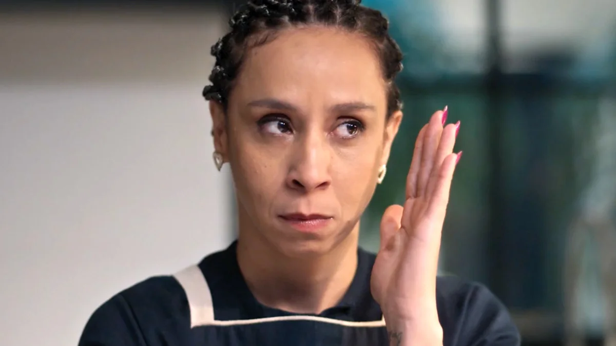 Desmascarada, Leidi é expulsa da mansão de Berta e dá surra em Sirley: “Otário! Trouxa!”