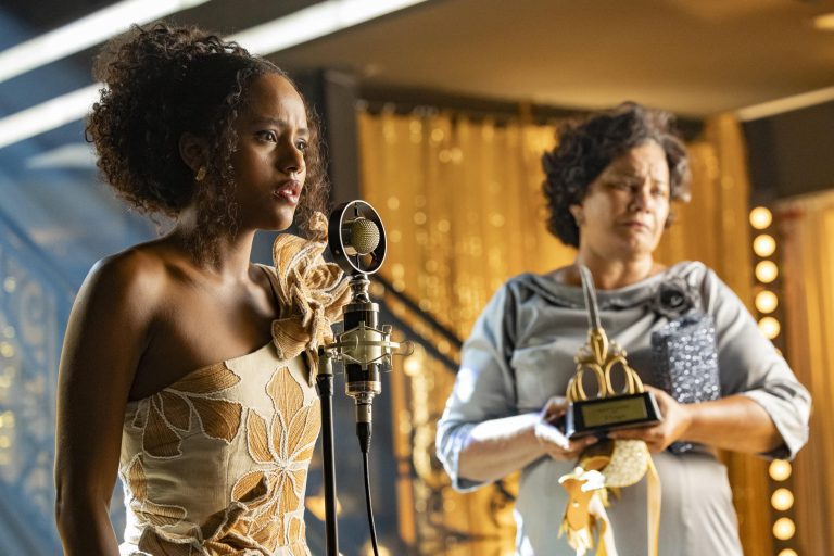 Garota do Momento: Beatriz para baile e revela a Clarice que é sua filha