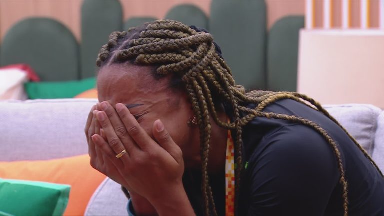 BBB 25: Após vencer Prova do Anjo, Aline cai no choro sozinha