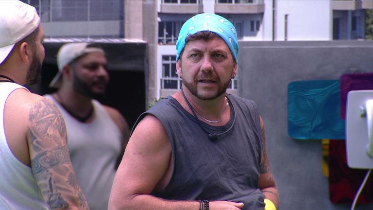 BBB 25: Edilberto reza pelo toque do Big Fone e Diogo se surpreende com pulseira