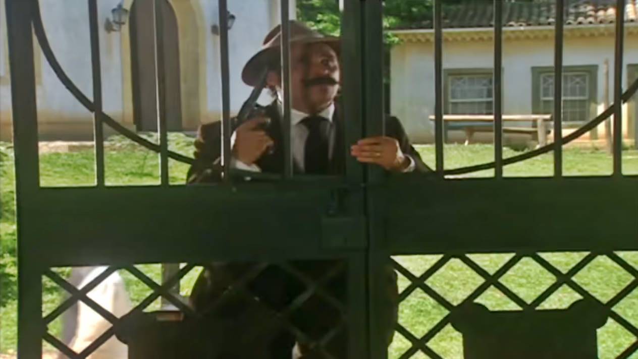 Capitão Macário vira piada na cidade após armação vir à tona e sai armado para cometer crime