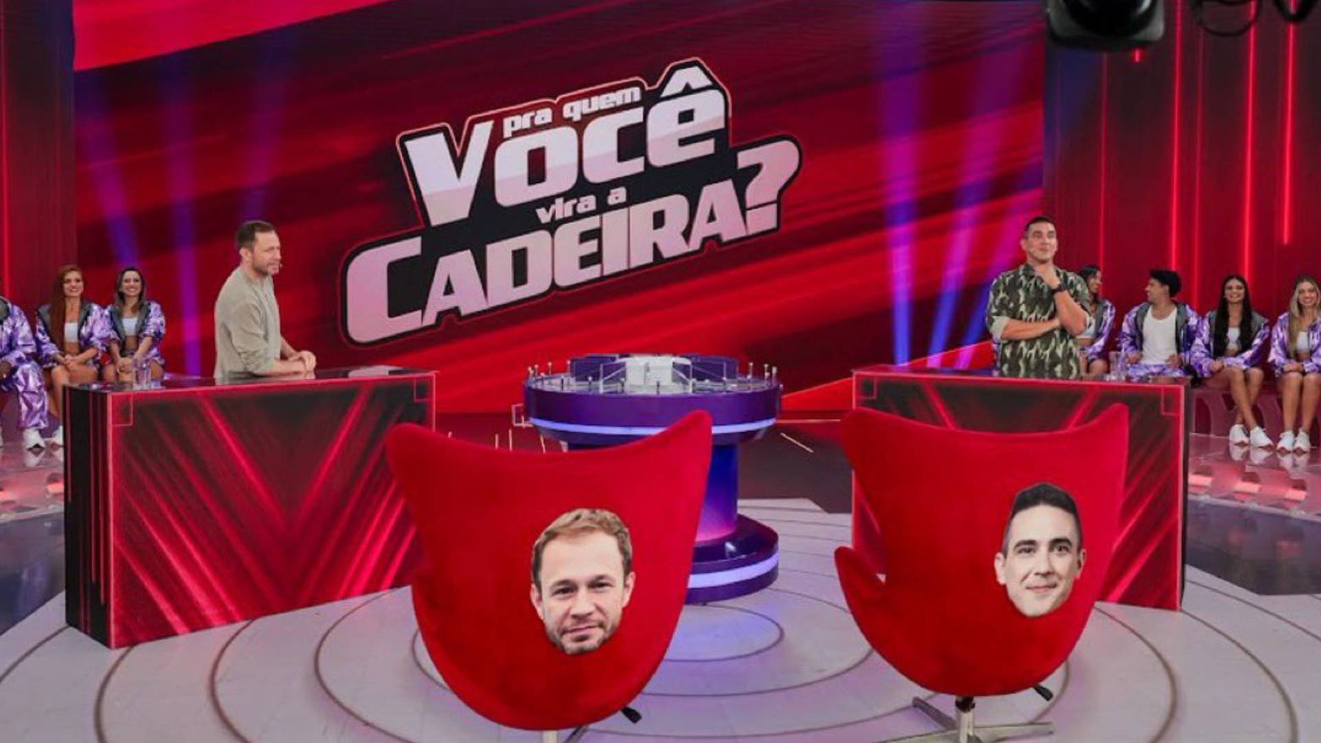 Tiago Leifert e André Marques no "Jogo das 3 Pistas" do Programa Silvio Santos