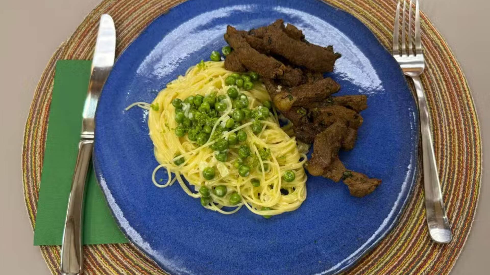 Receita de Contrafilé em tiras com macarrão ao molho branco e ervilha da Talitha Morette no É de Casa