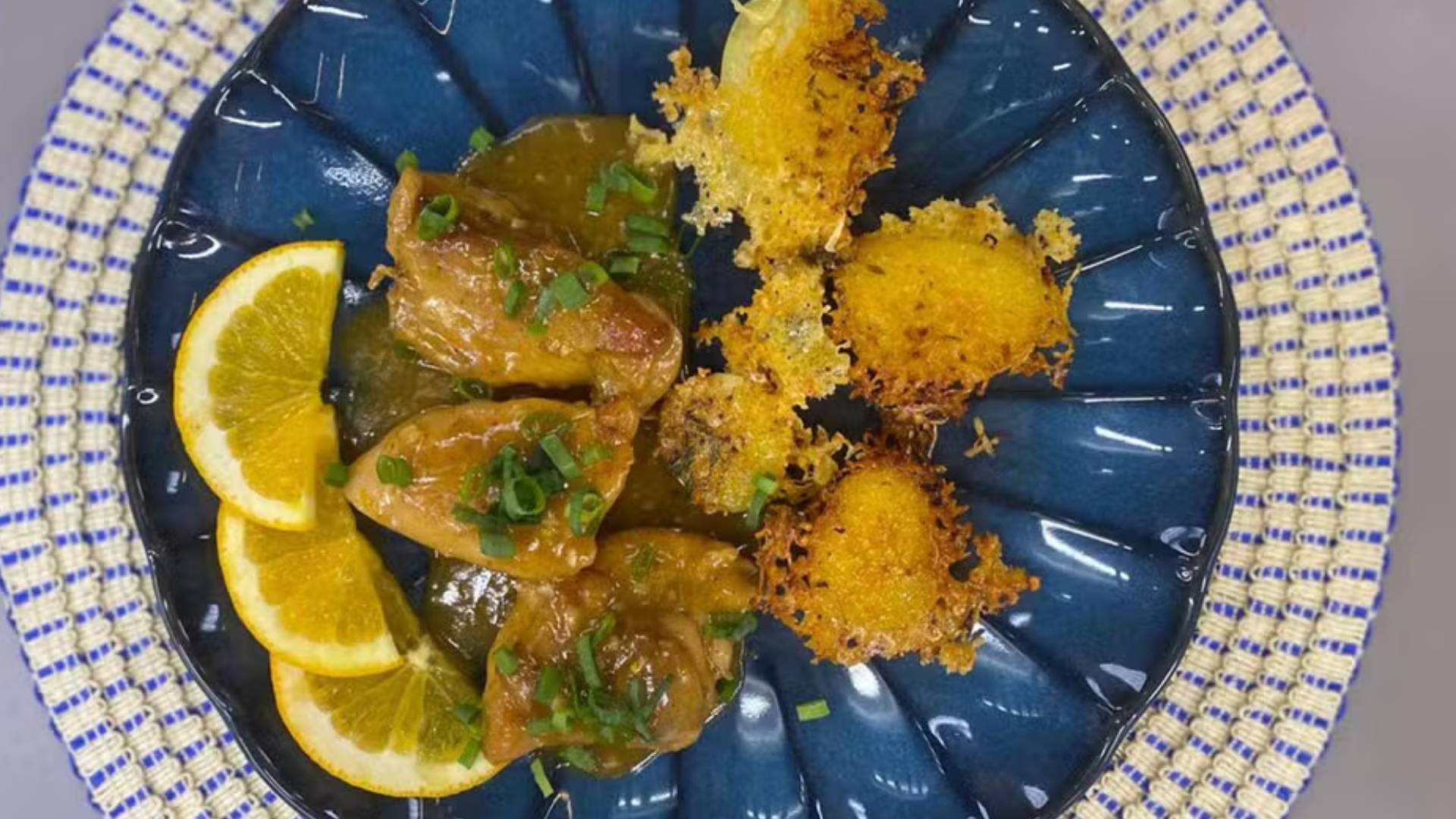 Sobrecoxa de frango ao molho de laranja com batata crocante do É de Casa
