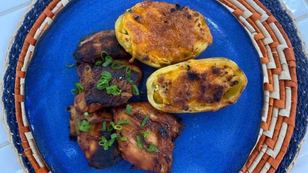 Sobrecoxa de frango marinada no abacaxi com batata assada duas vezes no É de Casa
