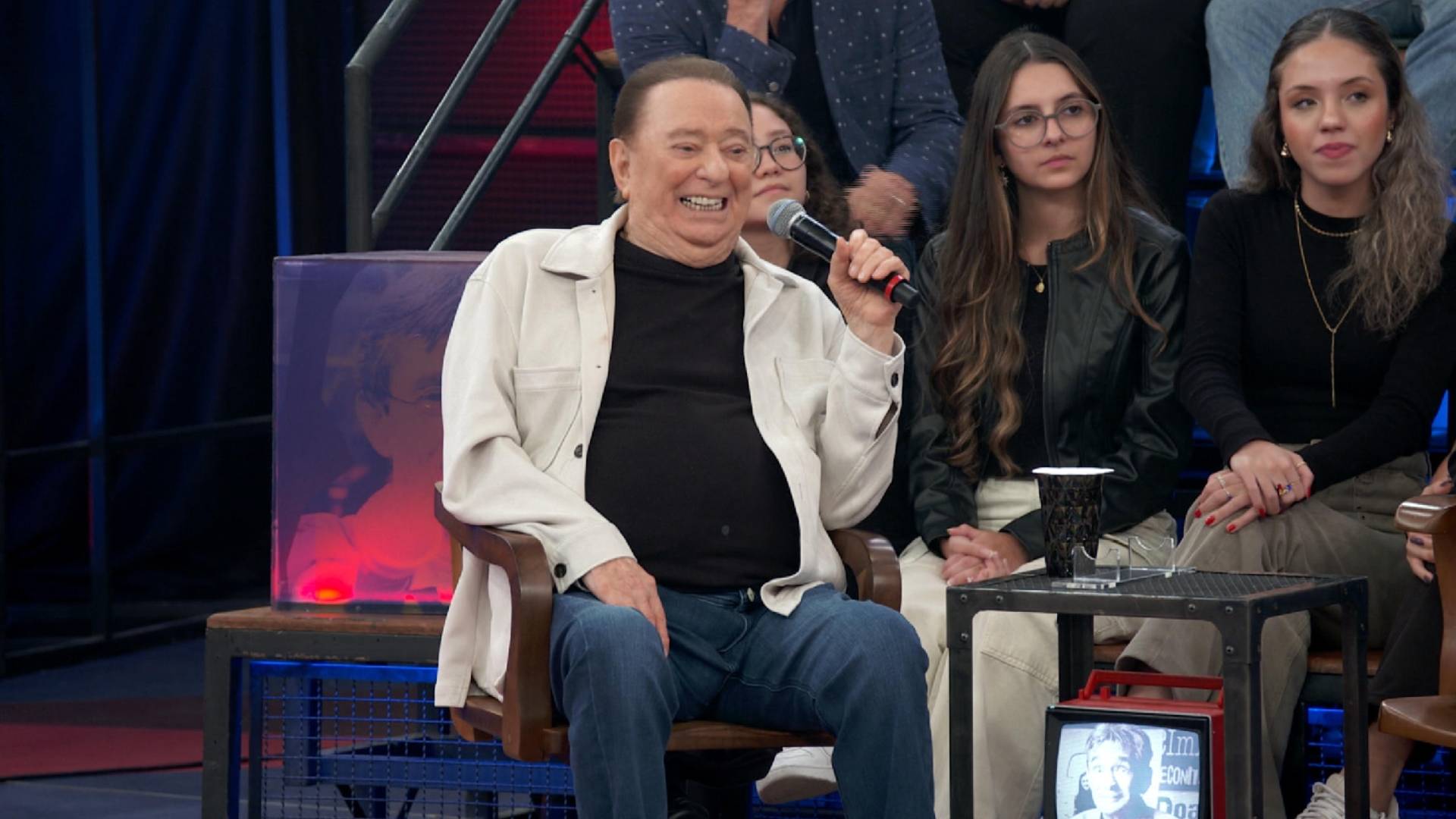 Raul Gil ganha homenagem no Altas Horas