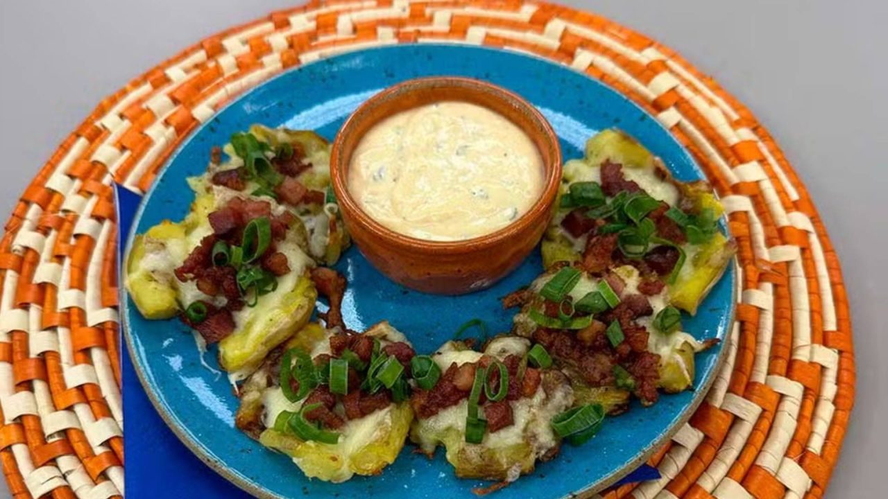 Petisco de batata assada com muçarela e bacon no É de Casa