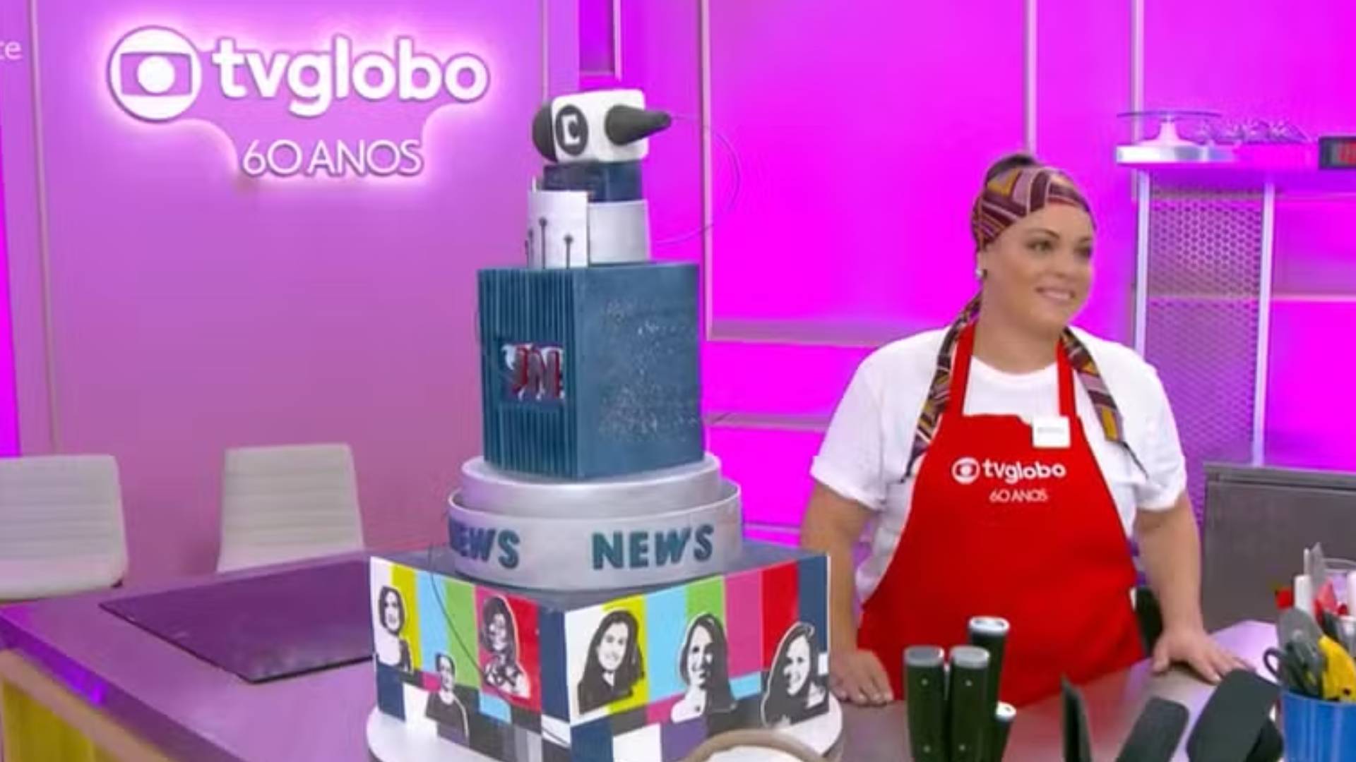 Bolo de bergamota com ganache de limão-siciliano e geleia de frutas roxas