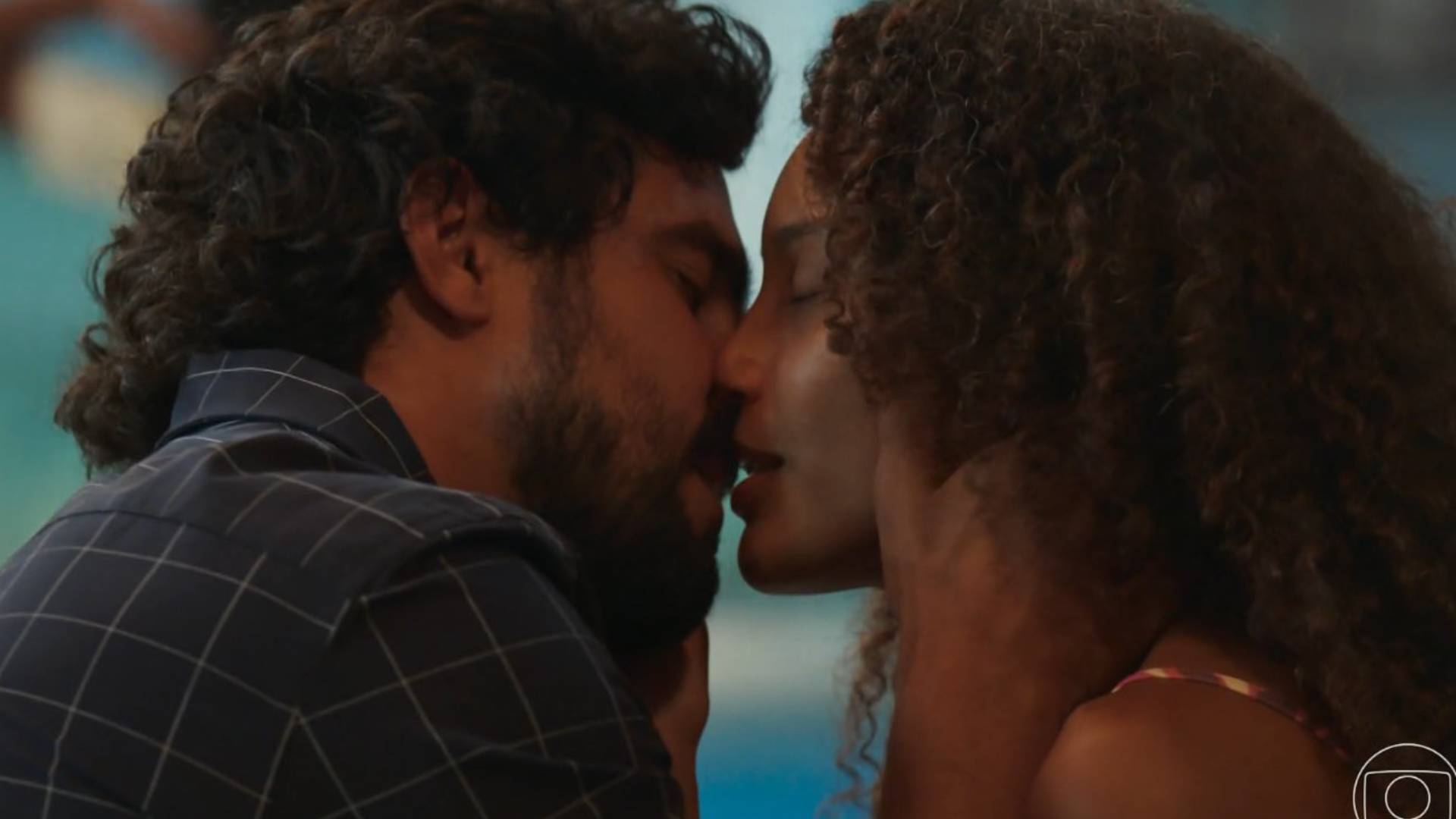 Ivan e Raquel se beijam em Vale Tudo