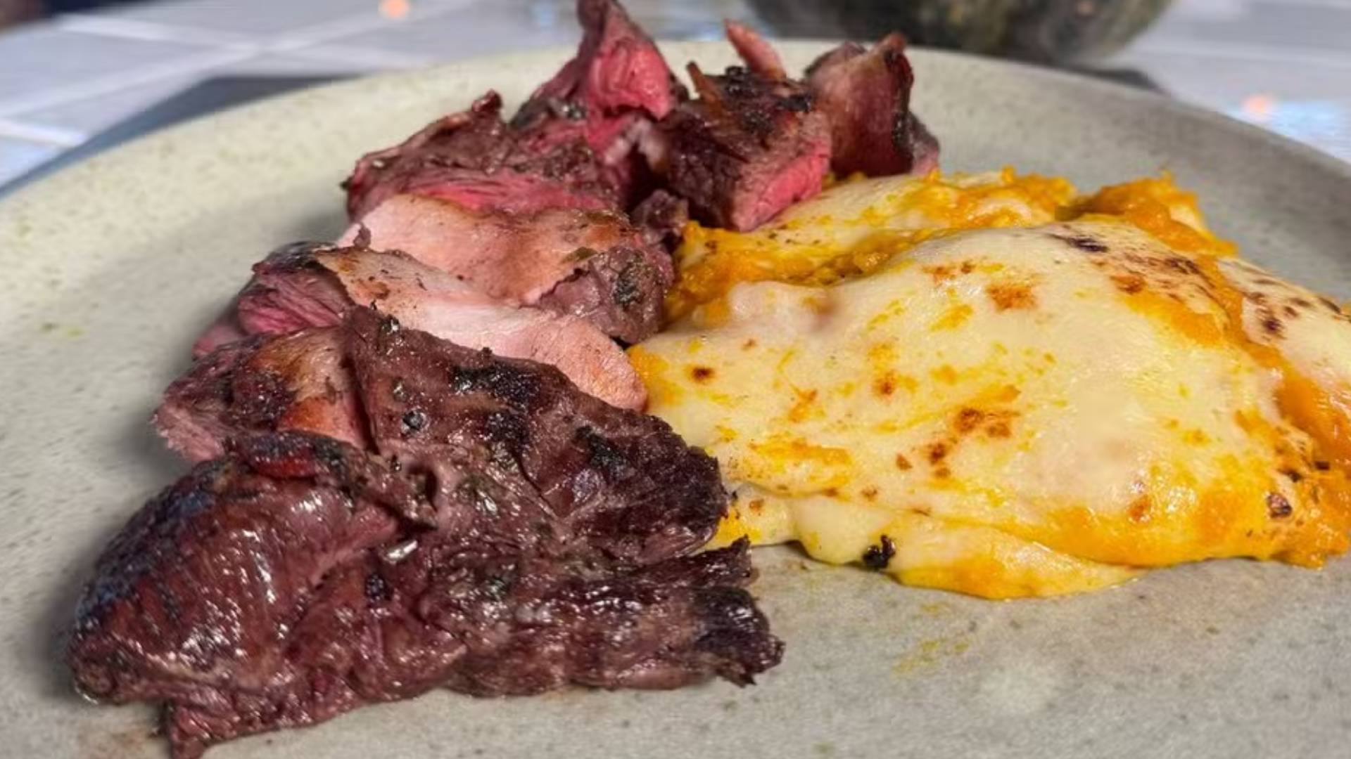 Fraldinha trançada com bacon e abóbora gratinada na casca do É de Casa