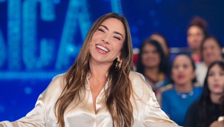 Patricia Abravanel no comando do Programa Silvio Santos