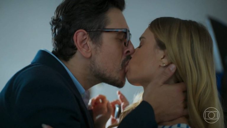 Renato e Leila se beijam em Vale Tudo