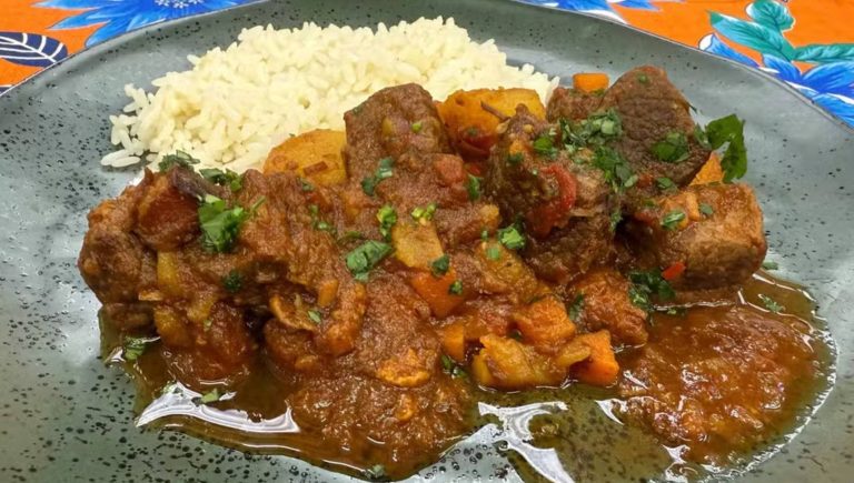 Carne na panela de pressão com batatas cozidas no É de Casa