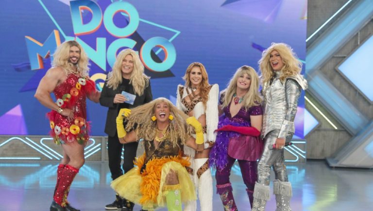 Joelma comemora aniversário no Domingo Legal