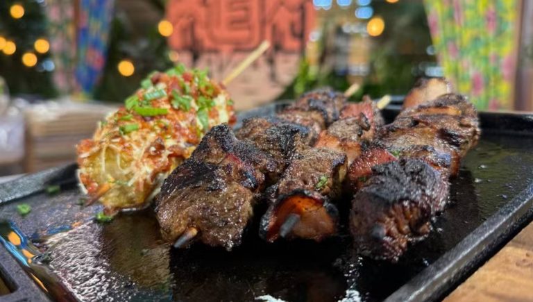 Espetinho de carne do Thiago Oliveira no É de Casa
