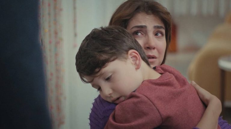 Força de Mulher: Bahar presenteia Ceyda com algo inesquecível