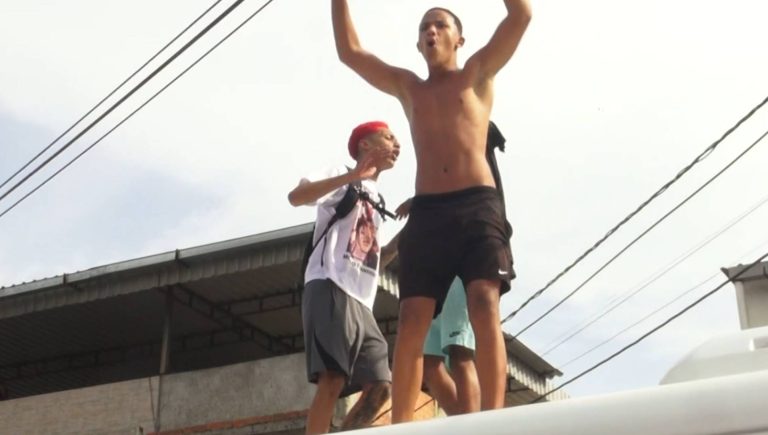 Oruam sobe em ônibus