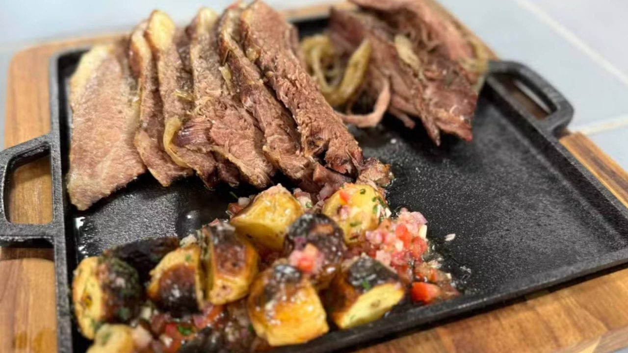 Peito bovino na churrasqueira com espetinho de batatas do Thiago Oliveira no É de Casa