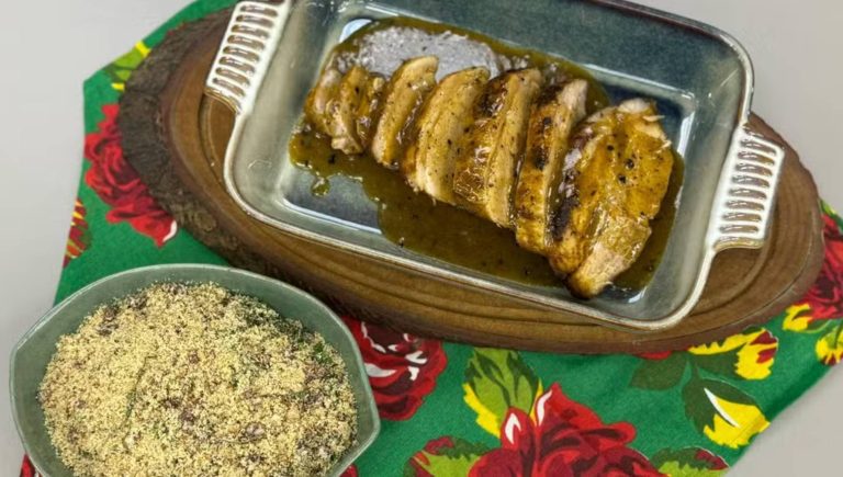 Picanha suína ao molho de laranja com farofa de couve com bacon no É de Casa