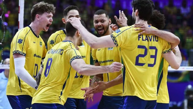 Seleção Brasileira Masculina de Vôlei comemora na Liga das Nações 2025