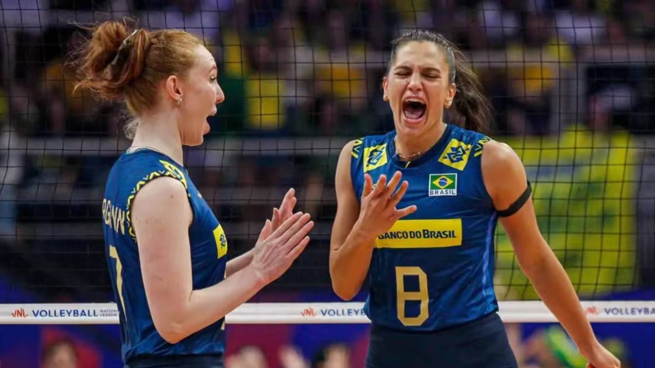 Julia Bergmann e Julia Kudiess comemoram em jogo do Brasil