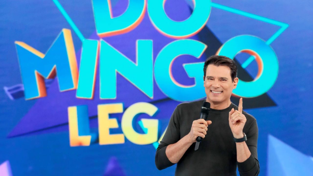 Celso Portiolli comemora no Domingo Legal